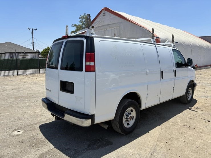 2015-gmc-savana-g2500-image-3