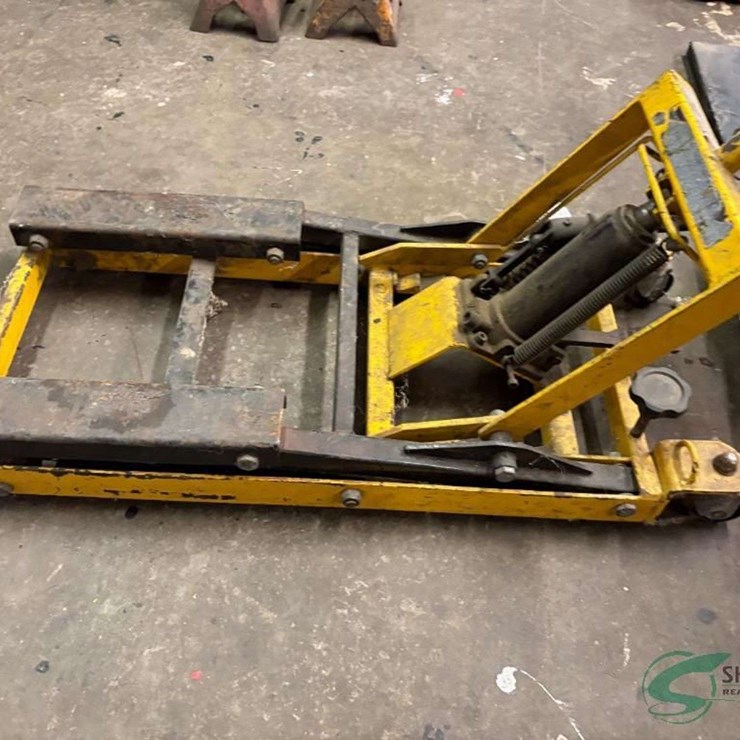 Central hydraulic ATV lift