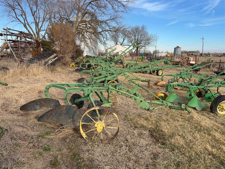 john-deere-pull-type-two-bottom-plow-image-2