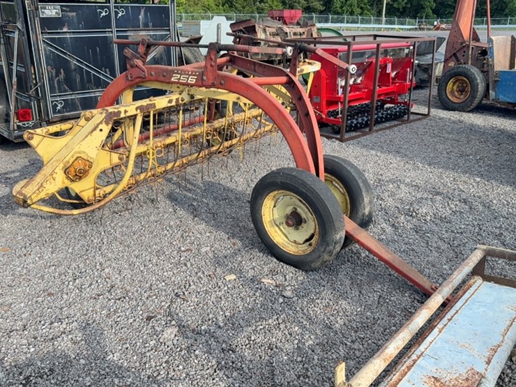 new-holland-256-image-2