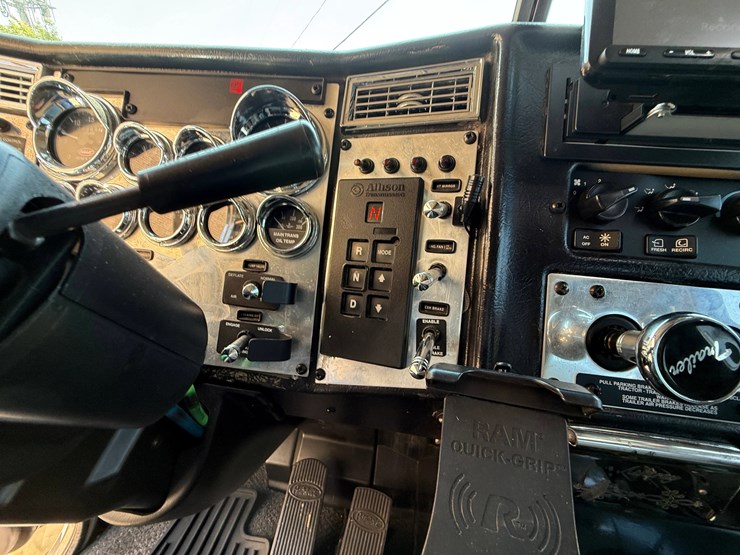 2007-peterbilt-335-image-23