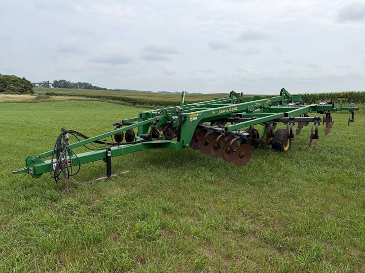 john-deere-2700-image-1