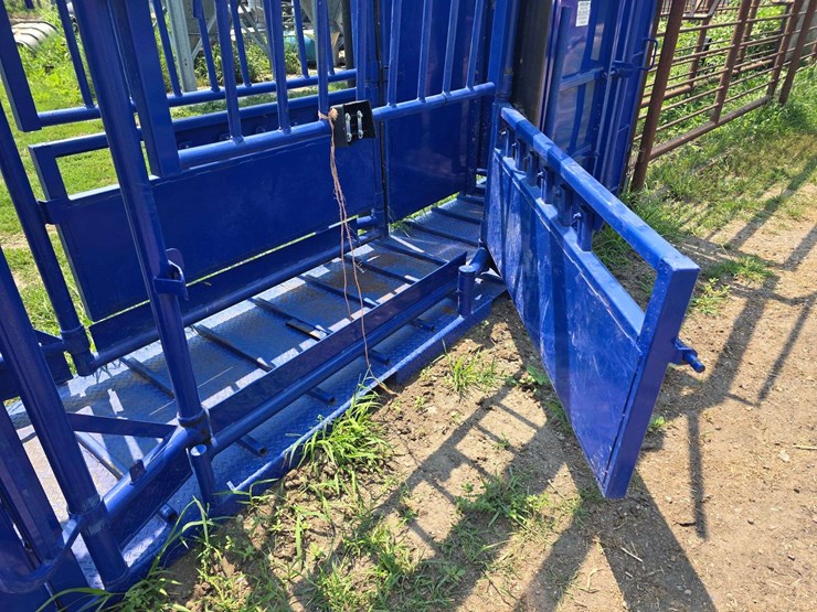 spanier-welding-deluxe-cattle-chute.-per-seller:-this-chute-is-approximately-5-years-old-and-is-in-g-image-28