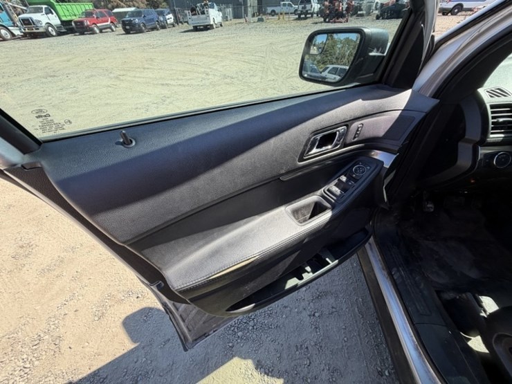 2018-ford-explorer-image-26