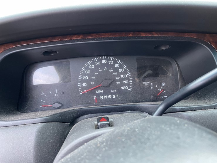 #2955-•-2001-lincoln-town-car-signature-collection-sedan-(has-wi-title)-image-40