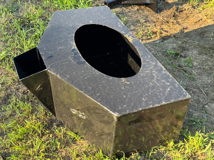 #4057-•-mini-skid-steer-cocrete-hopper-image-3