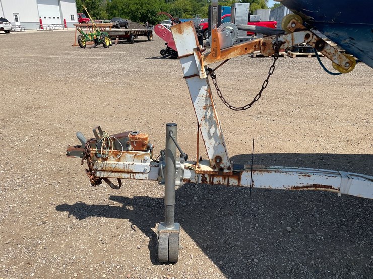 #2398-•-1998-crestliner-boat-with-trailer-(title-in-delay)-image-9