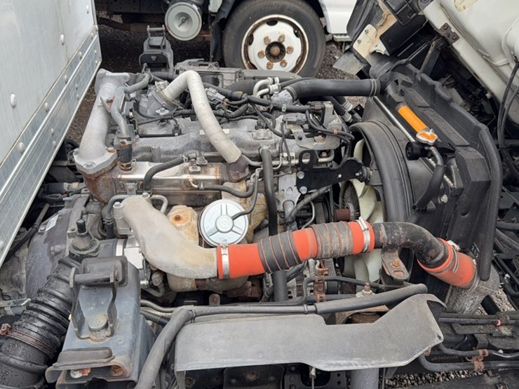 2011-isuzu-npr-image-24
