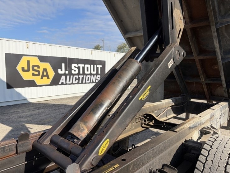 2021-ford-f650-image-38