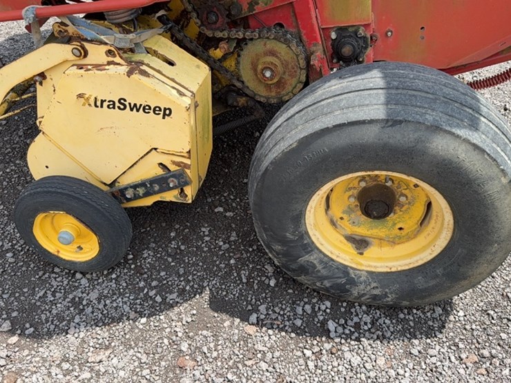 new-holland-br740-image-6