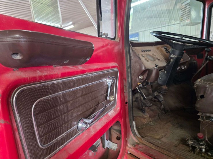 1974-ford-800-image-32