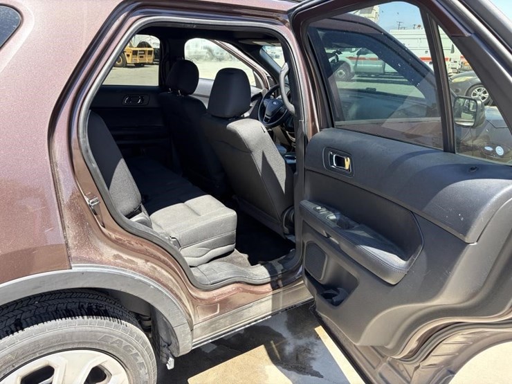 2016-ford-explorer-image-10