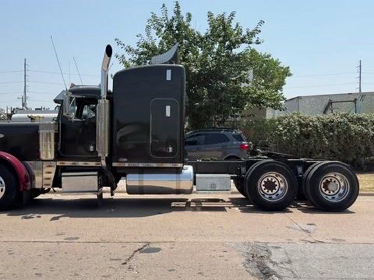 2000-peterbilt-379-image-1