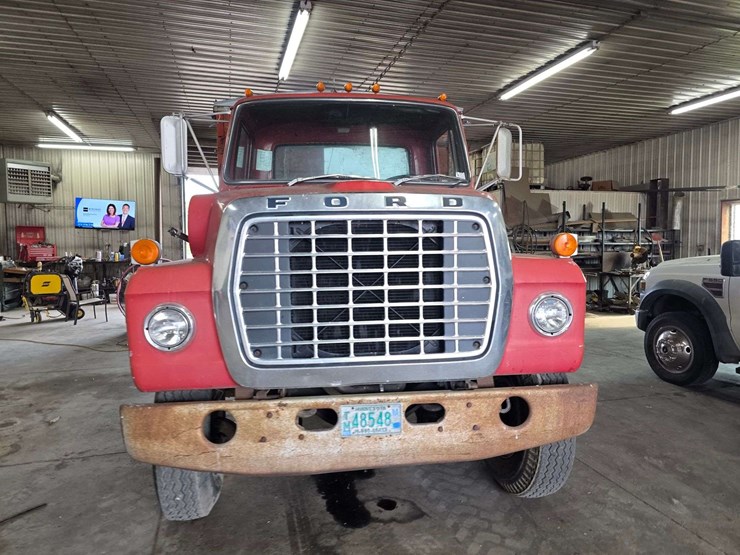 1974-ford-800-image-4