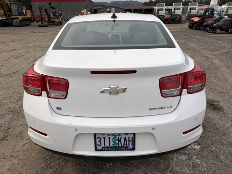 2015-chevrolet-malibu-ls-sedan-image-5