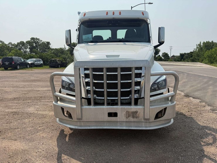 2024-freightliner-semi,-cummins-x15-engine,-420,478-miles,-10-speed,-full-locking-rear-ends,-tri-axl-image-5
