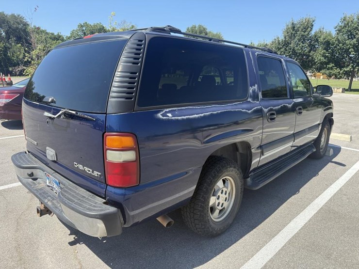 2003-chevrolet-suburban-image-3