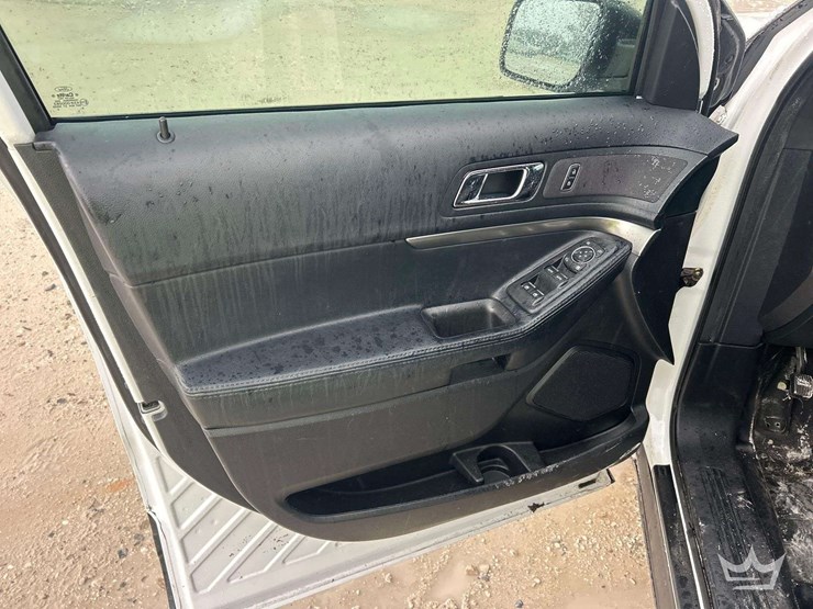 2016-ford-explorer-image-16