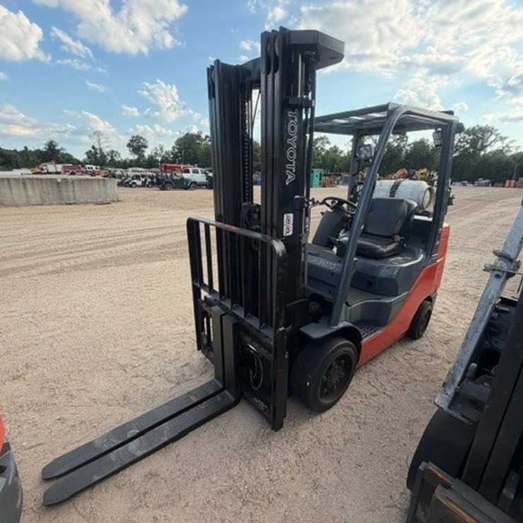 #2072 • TOYOTA 8FGCU3D FORKLIFT
