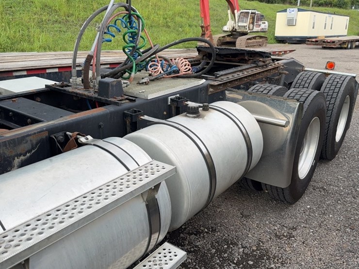 2013-caterpillar-ct660-image-11
