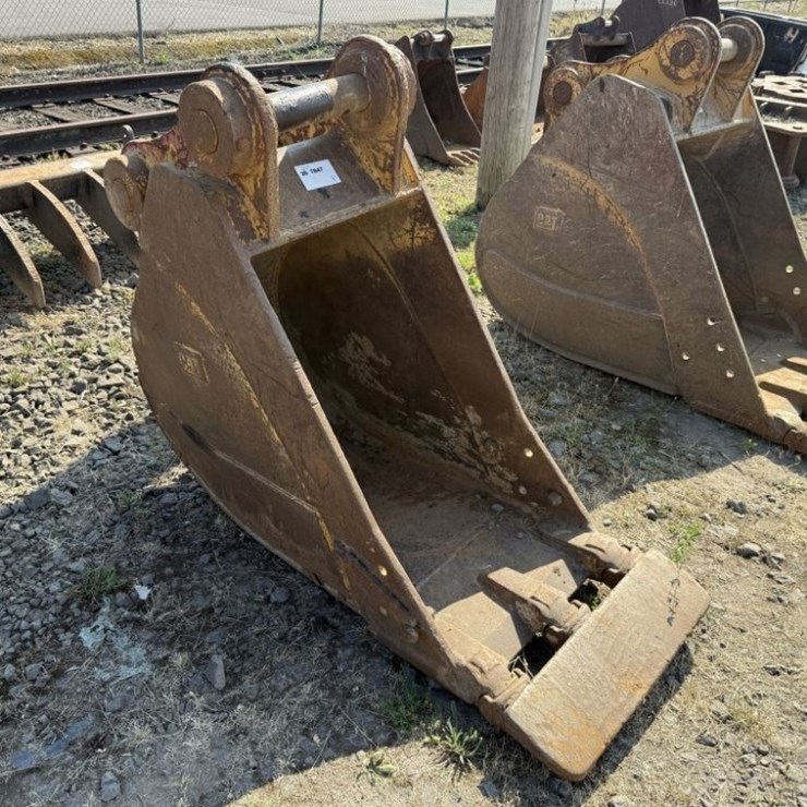 Cat 24" Dig Bucket w/Cutting Edge