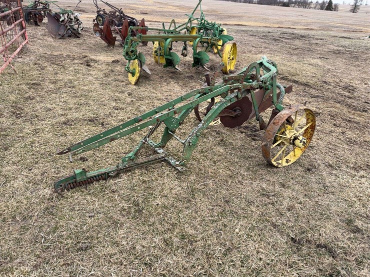 john-deere-pull-type-one-bottom-plow-image-1
