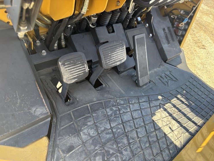 2020-caterpillar-gc40k-image-25