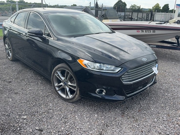 #3014-•-2016-ford-fusion-car-image-3