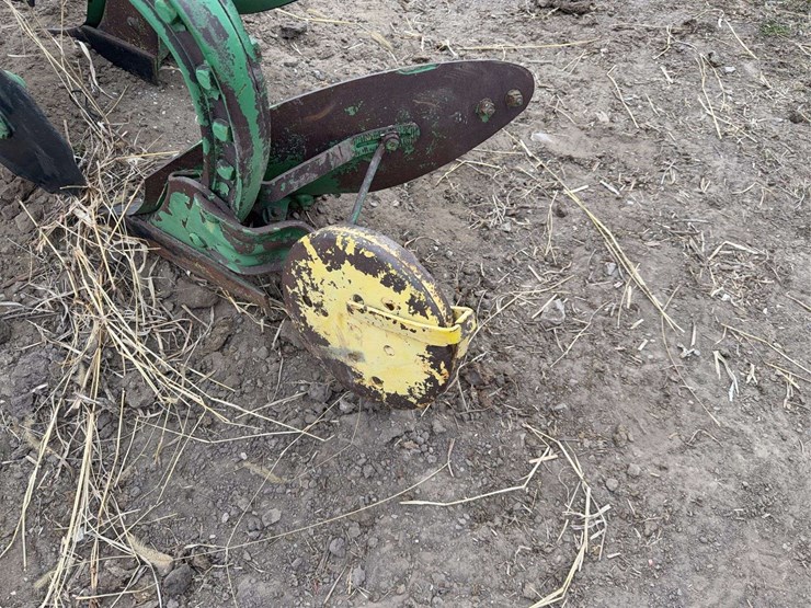 john-deere-pull-type-two-bottom-plow-image-15