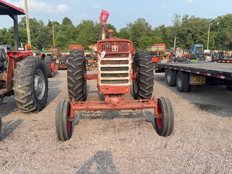 #3047-•-mccormick-farmall-560-tractor-image-2