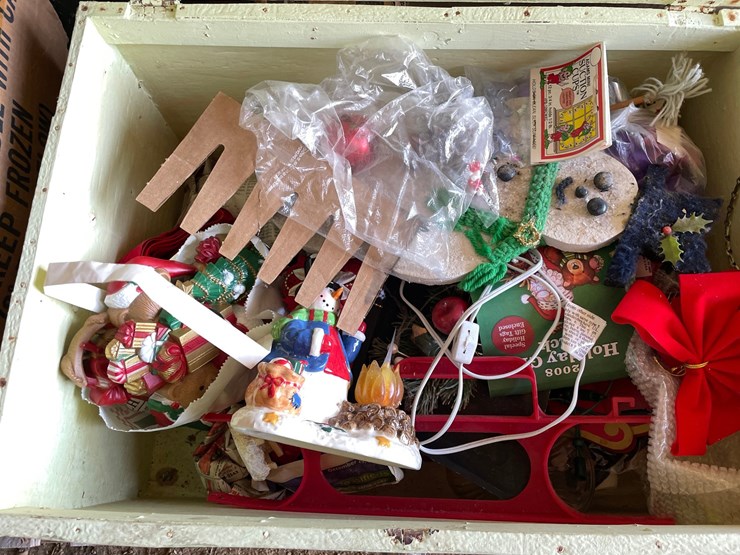 #4716-•-assortment-of-christmas-items-image-6