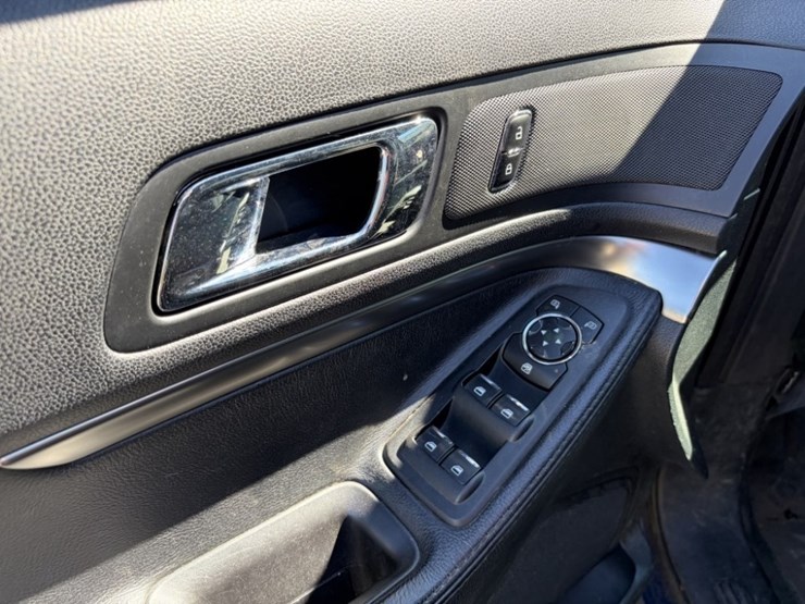 2017-ford-explorer-image-40