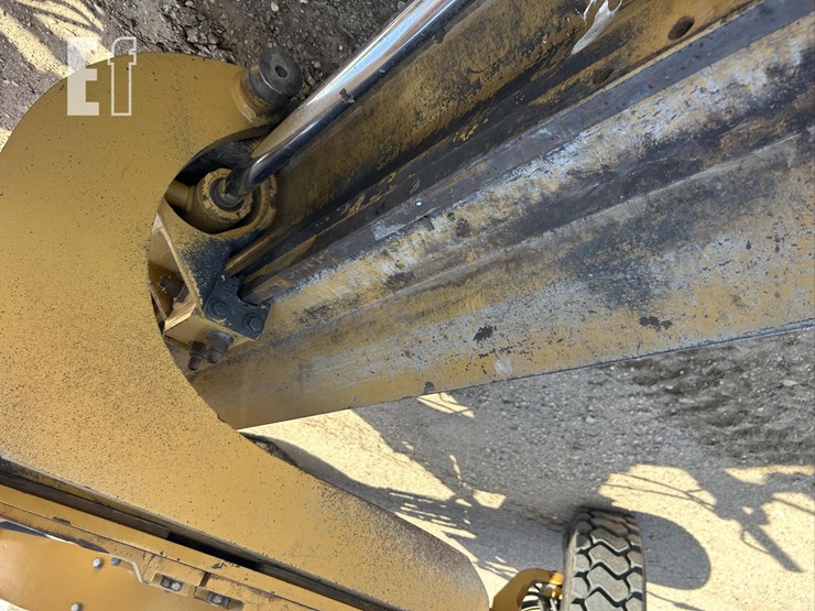 2011-caterpillar-140m2-awd-image-51