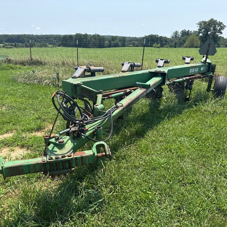 JOHN DEERE 2810