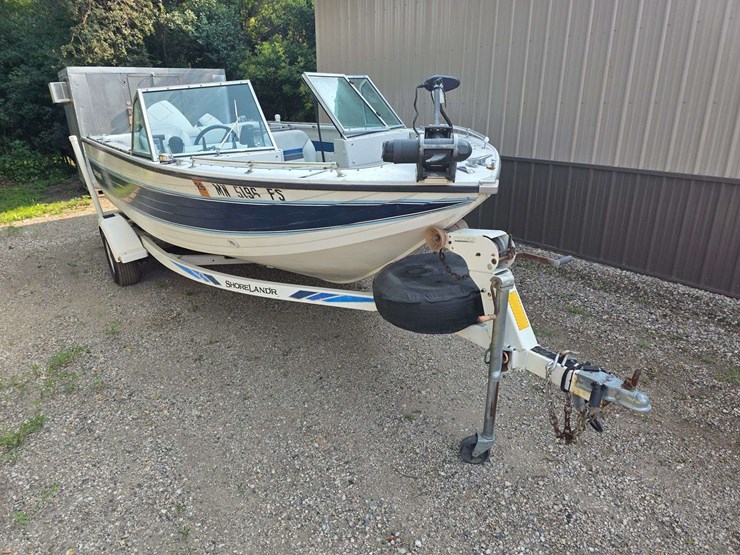 1990-crestliner-phantom-18’-boat-with-120hp-2-stroke-johnson-outboard-motor-and-15hp-johnson-kicker-image-4