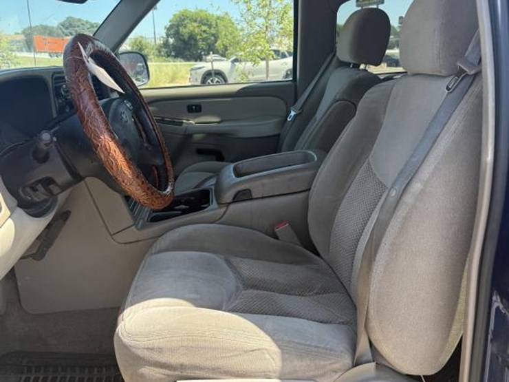 2003-chevrolet-suburban-image-11