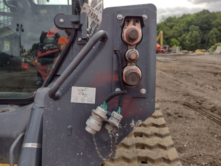 deere-323e-image-22