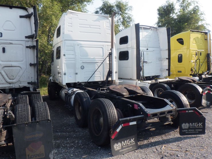2021-volvo-vnl860-image-15