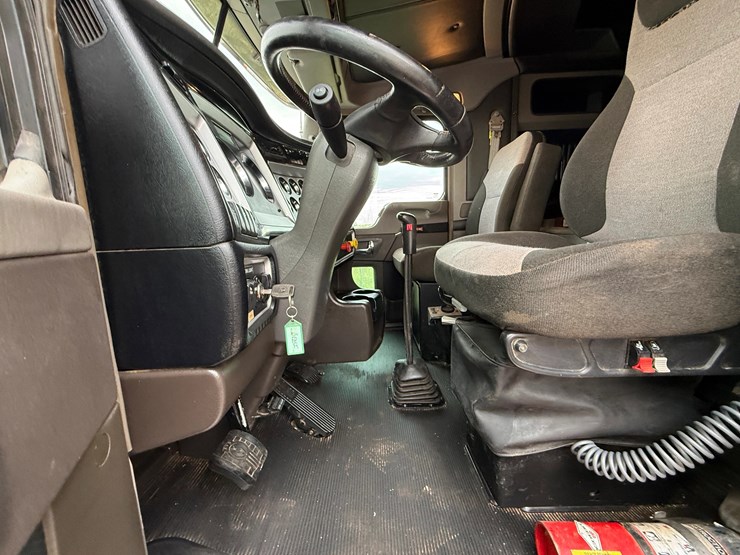 2014-kenworth-t800-image-18