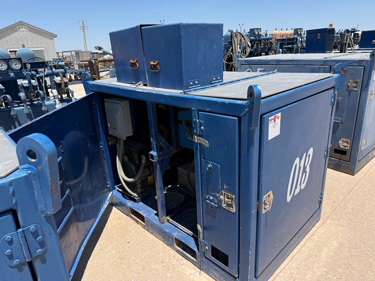 self-contained-20k-wp-grease-injection-unit-combo-p/b-8.4-kw-isuzu-diesel-generator-image-1