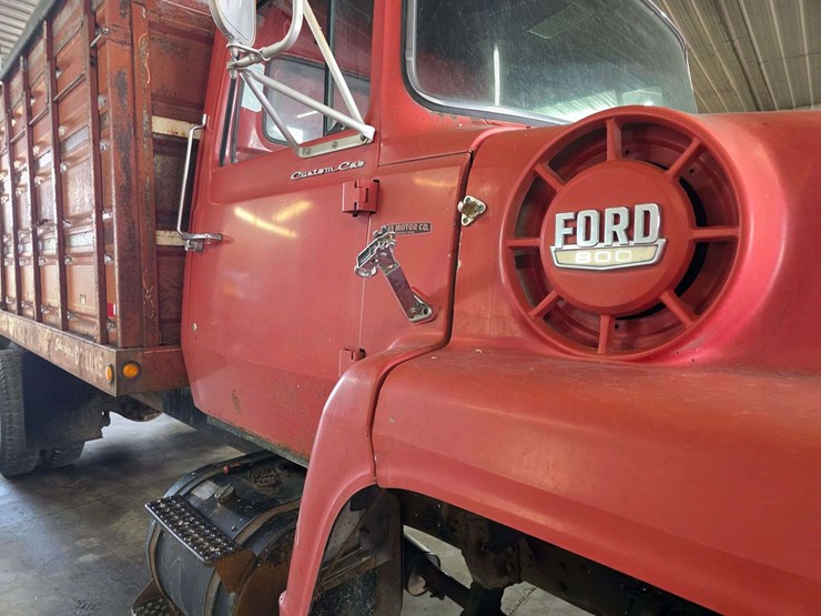1974-ford-800-image-9