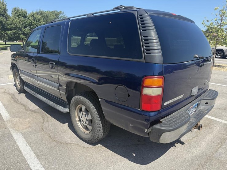 2003-chevrolet-suburban-image-2