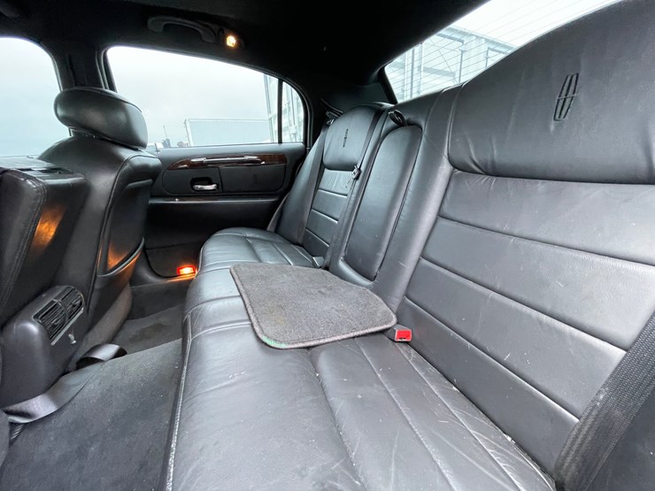 #2955-•-2001-lincoln-town-car-signature-collection-sedan-(has-wi-title)-image-51