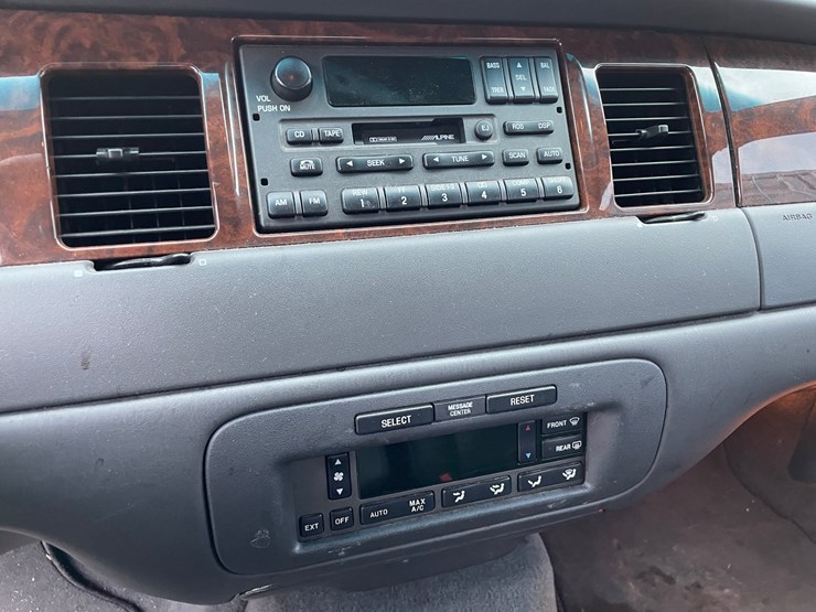 #2955-•-2001-lincoln-town-car-signature-collection-sedan-(has-wi-title)-image-39