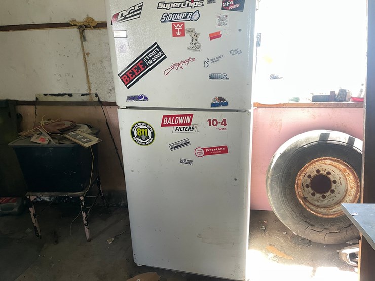#4711-•-frigidaire-fridge-and-freezer-image-2