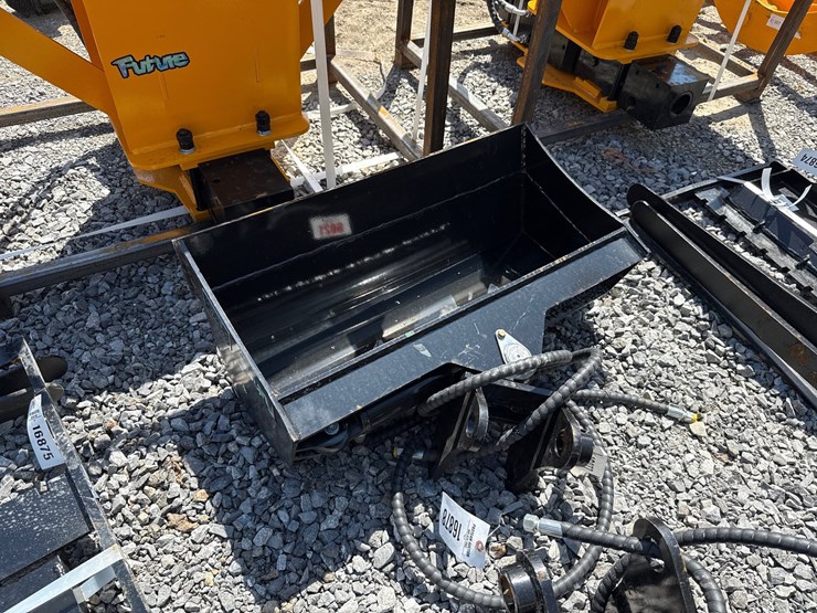 #6021-•-32"-excavator-hyd-tilt-bucket-image-2