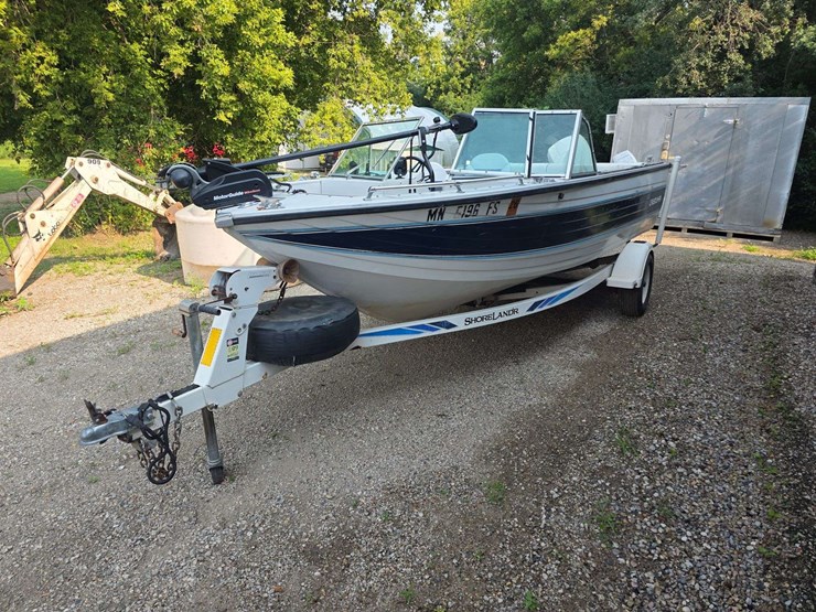 1990-crestliner-phantom-18’-boat-with-120hp-2-stroke-johnson-outboard-motor-and-15hp-johnson-kicker-image-2