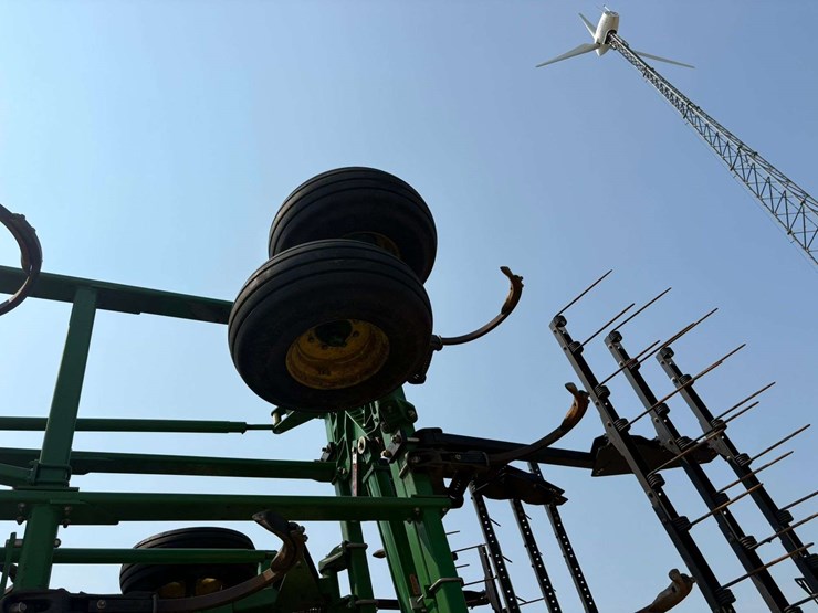 2014-john-deere-2410-image-30