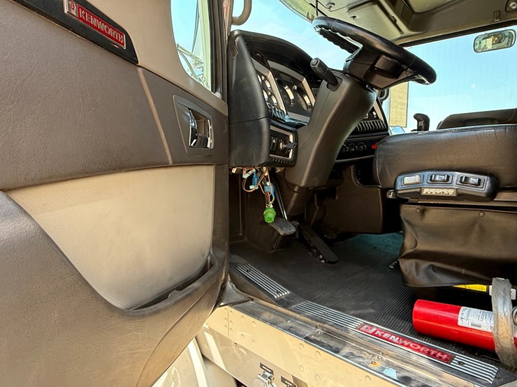 2020-kenworth-t800-image-17