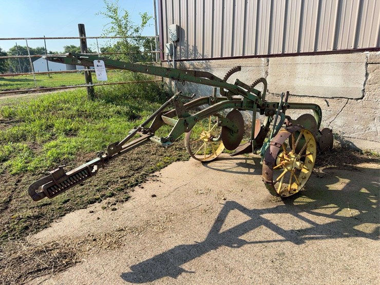 john-deere-12-image-1